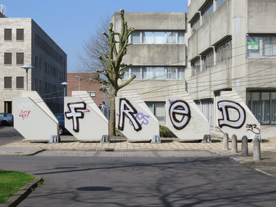 828620 Gezicht op de betonnen beeldenreeks met daarop de graffiti-tekst 'FRED 2013', voor het voormalige Centraal ...